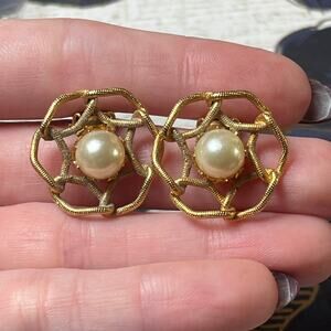 Vintage 90s Faux Pearl and Gold Flower Clip On Earrings